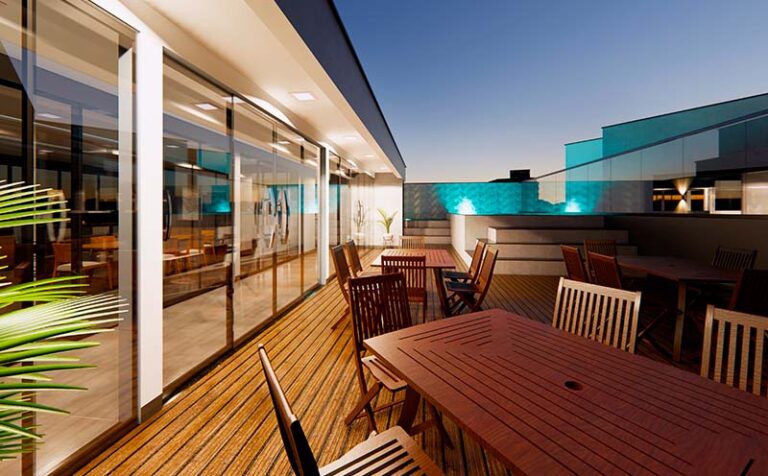 Piscina com deck na cobertura