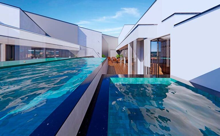 Piscina com deck na cobertura