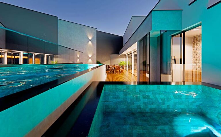 Piscina com deck na cobertura