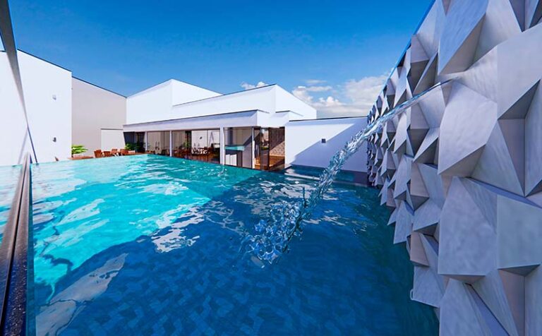 Piscina com deck na cobertura